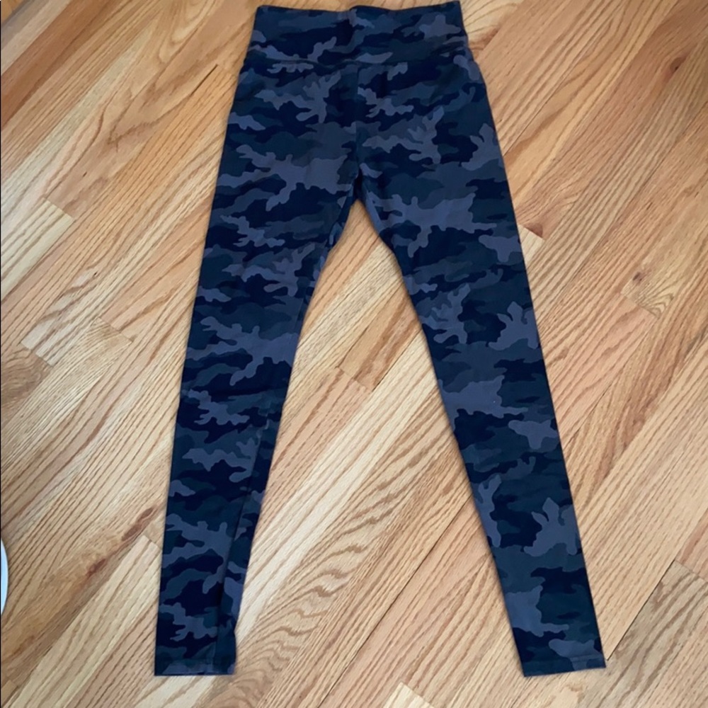 Black camo leggings